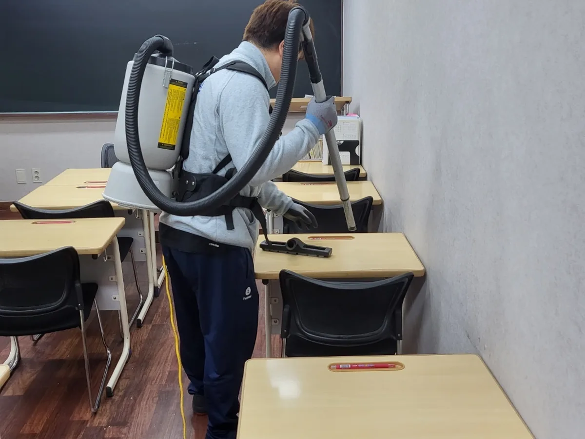 하남시 선동 학교 현관·중앙홀 바닥 위생청소 사례 - 행진크린